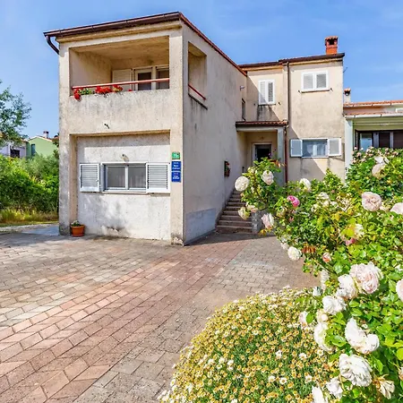 Apartment In With Wifi Pula